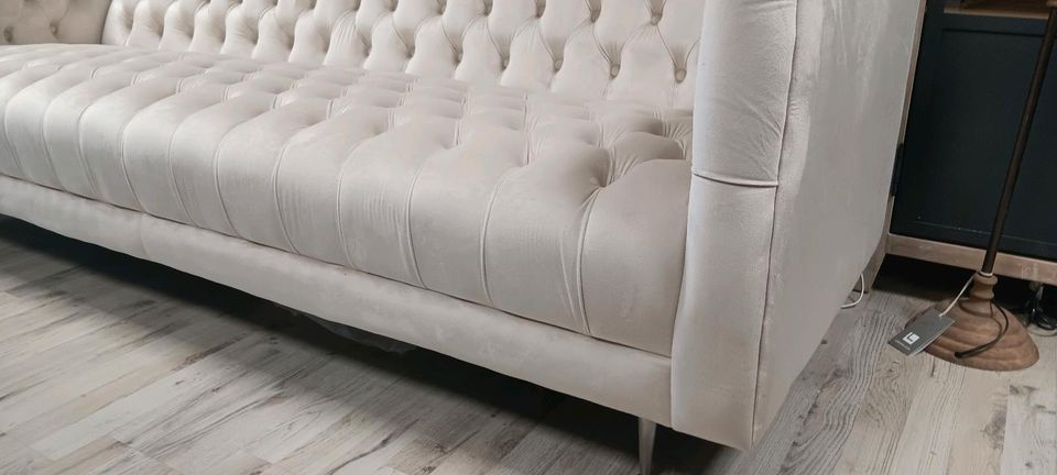 Sofa Whale beige edler Samt Chesterfieldsteppung Edelstahl – Bild 2