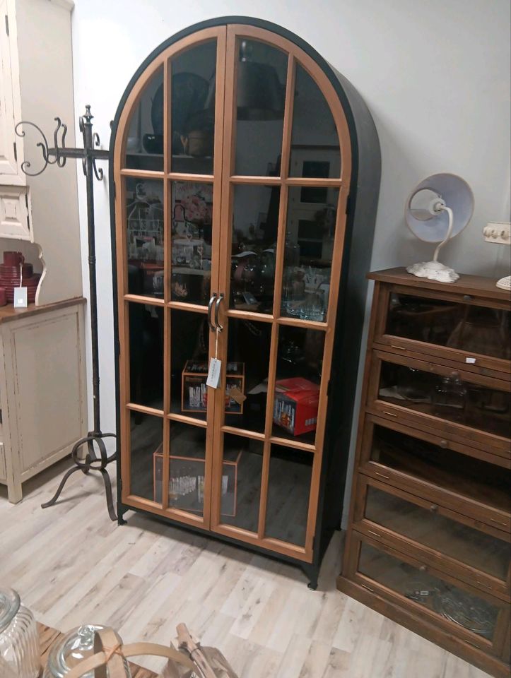 Schrank Mardilly Vitrine Eisen Holz Industrialstil halbrund Glas